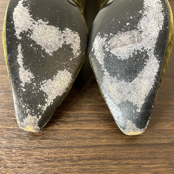 Salvatore Ferragamo Green Textured Classic Pumps, size 9B. Some wear on soles. - Picture 6 of 7